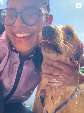 Kelly cuidando de um pet